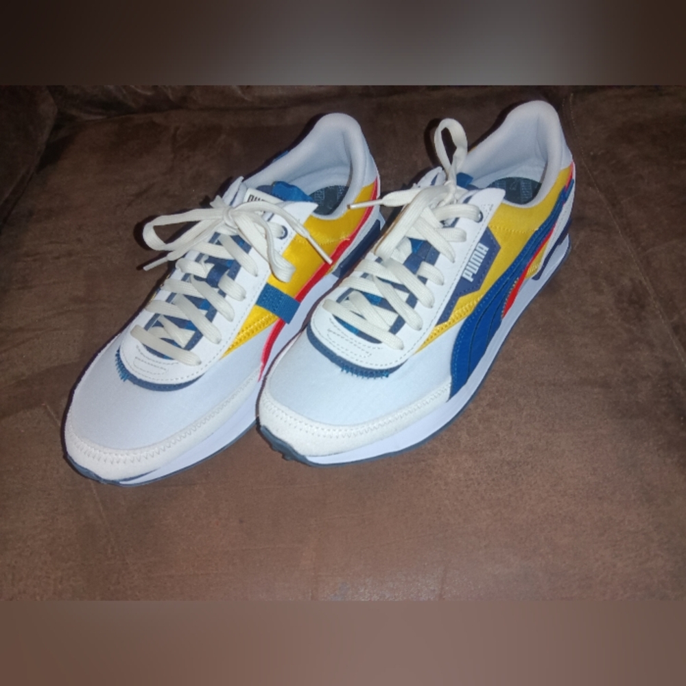 New Pumas Future Riders - Mens            Sz 10 1/2 - Distressed White
